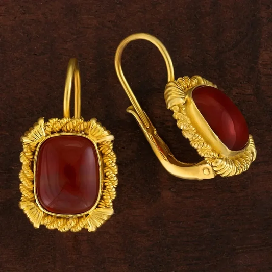 Chic Vintage Earrings with a Glamorous Gold Finish