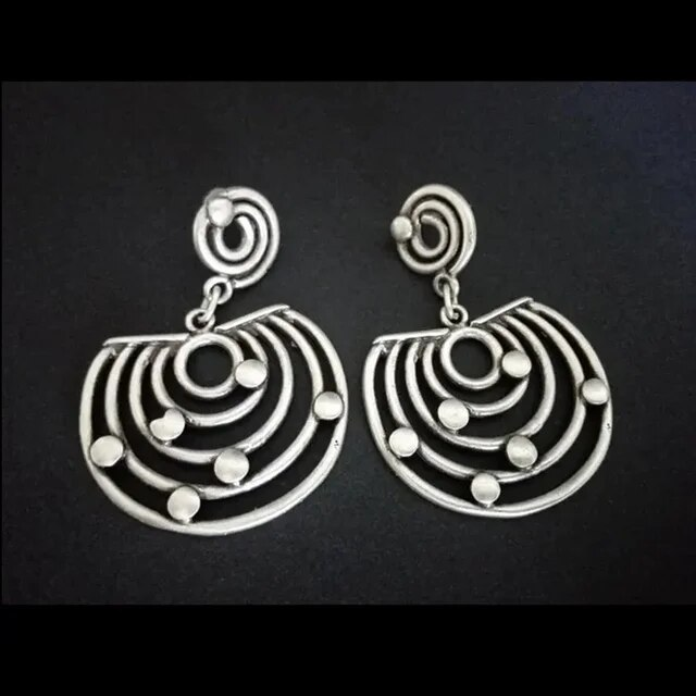 Charming Vintage-Inspired Silver-Plated Pearl Spiral Earrings