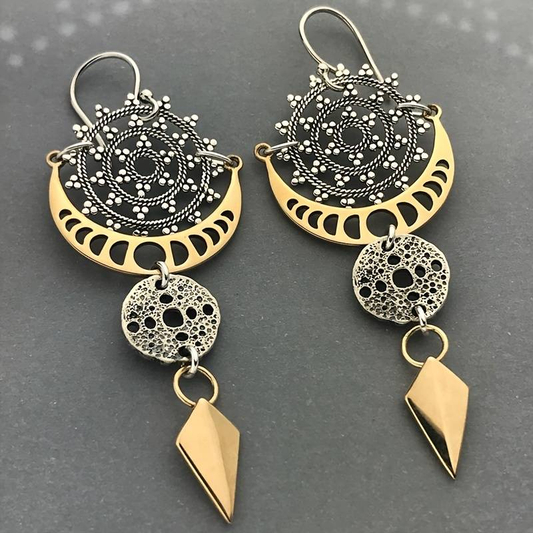 Stunning Egyptian-Style Gold Earrings for a Touch of Elegance