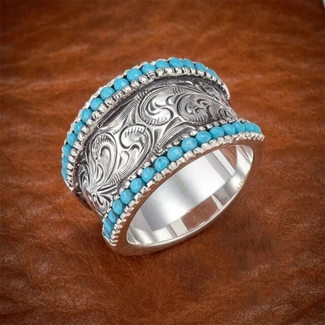 Elegant Vintage Ring with Radiant Turquoise Stones