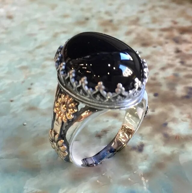 Elegant Vintage Black Crystal Ring with Shine