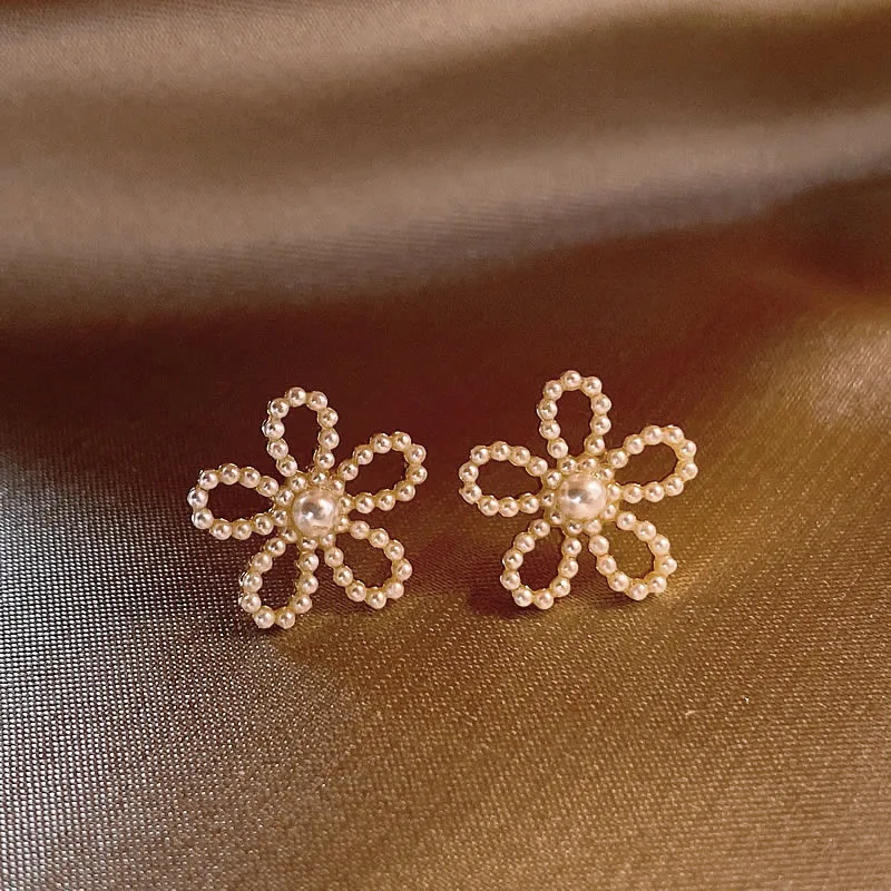 Elegant Chic Pearl Flower Earrings to Elevate Your Style