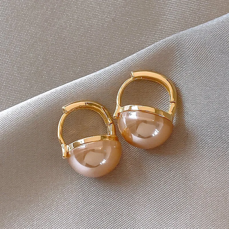 Chic Gold Earrings Adorned with Stunning Rose Pearls