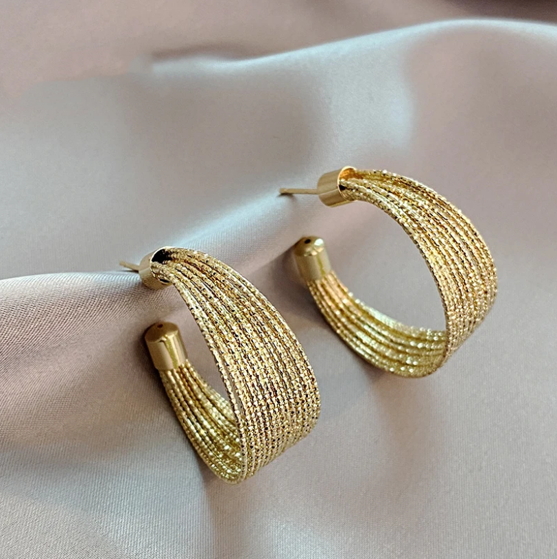 Chic Golden Net Earrings for a Sophisticated Look