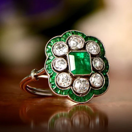 Stunning Vintage Green Gemstone Ring