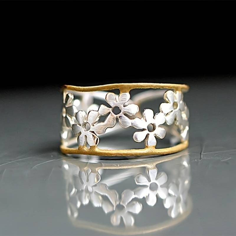 Unique, handmade daisy ring in organic design