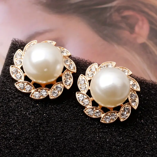 Elegant Pearl Earrings Adorned with Dazzling Leaf Accents