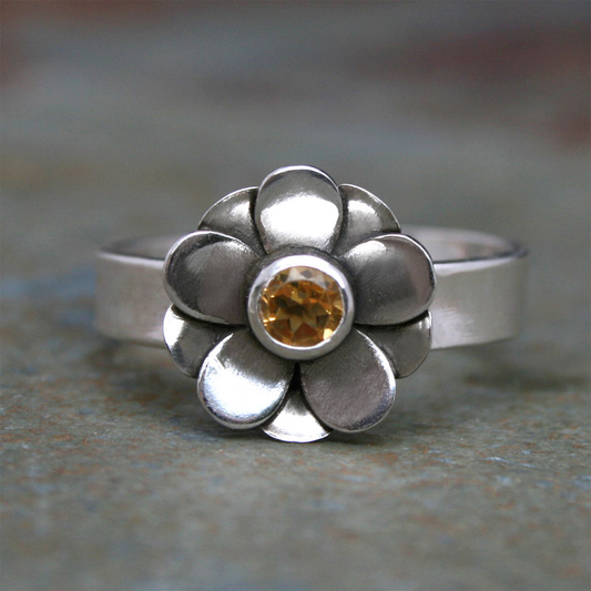 Classic Vintage Silver Ring with Enchanting Daisy Design