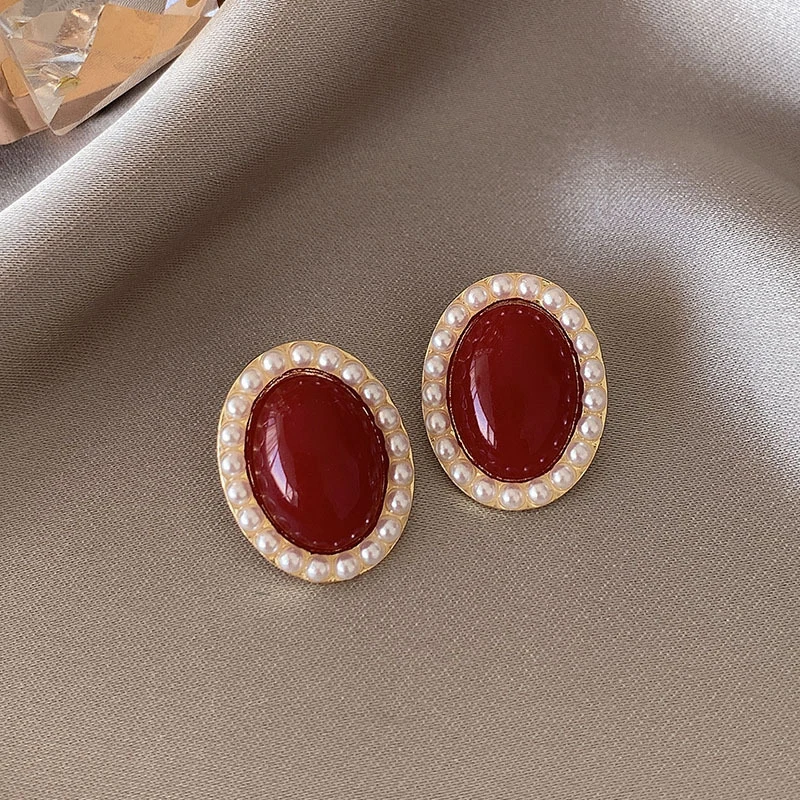 Stunning Oval Earrings in Luxurious Gold with Dazzling Red Accents