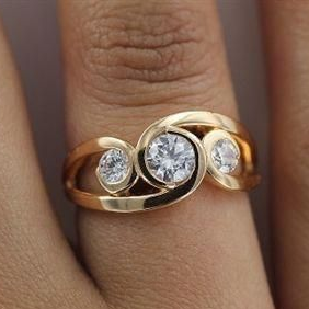 Elegant Vintage Ring with Gold-Plated Spiral and Sparkling Zirconia Stones