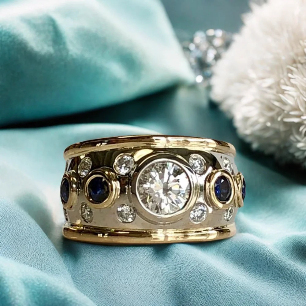 Elegant vintage ring with sparkling zirconia inlay made of gold-plated material