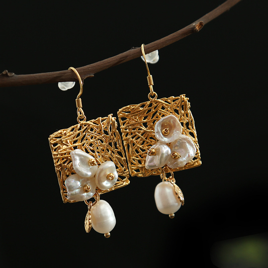 Chic Vintage White Earrings Adorned with Delicate Pearls and Floral Touches