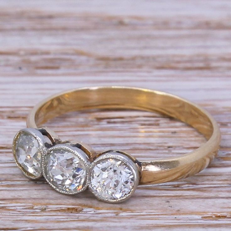 Elegant Vintage Three Stone Gold Ring