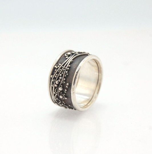 Elegant Antique Dark Silver Ring