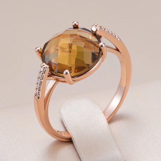 Elegant ring with sparkling brown gold crystal