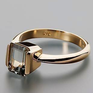 Elegant square glass ring in gold setting