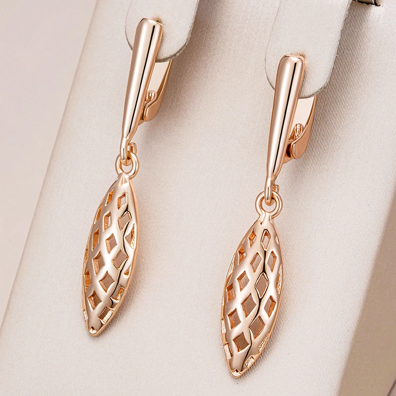 Chic Hollow Design Gold-Plated Drop Earrings for a Touch of Elegance