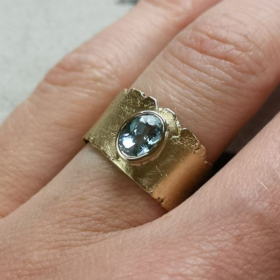 Elegant Vintage Gold Ring with Radiant Blue Crystal