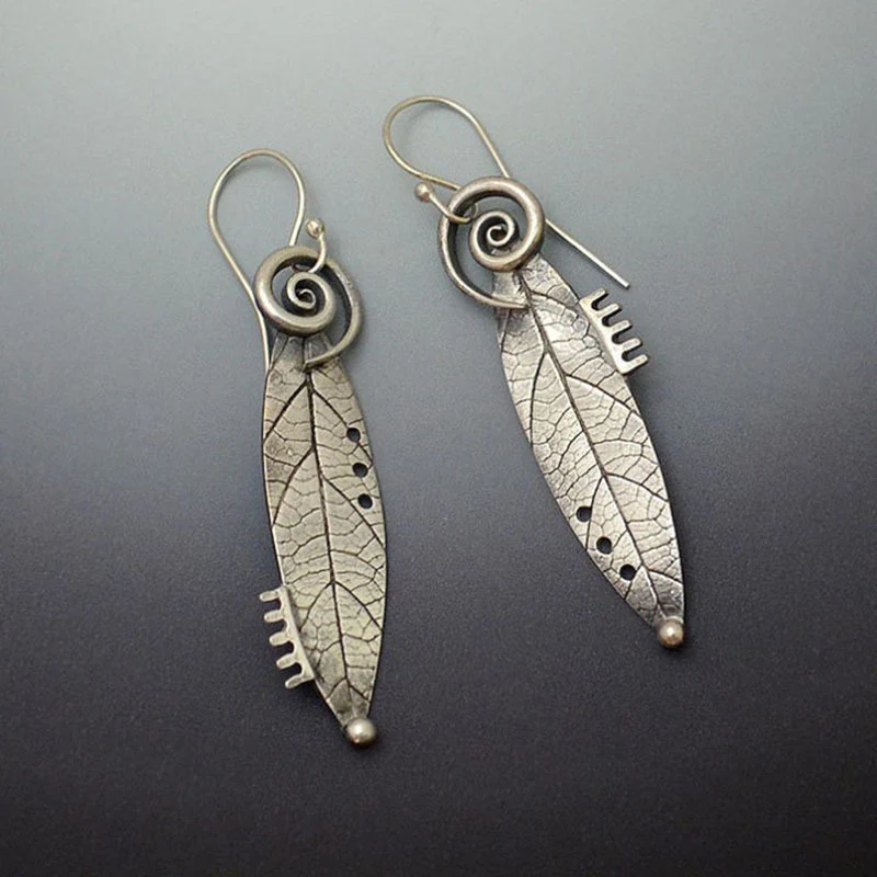 Chic Vintage Sterling Silver Earrings Featuring Artistic Jagged Leaf Design