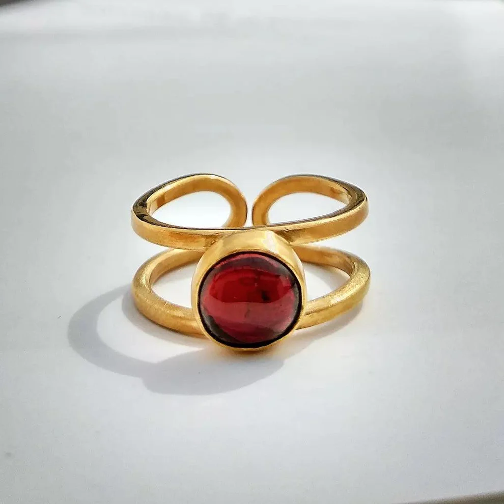 Classic Vintage Ring with Radiant Red Crystal