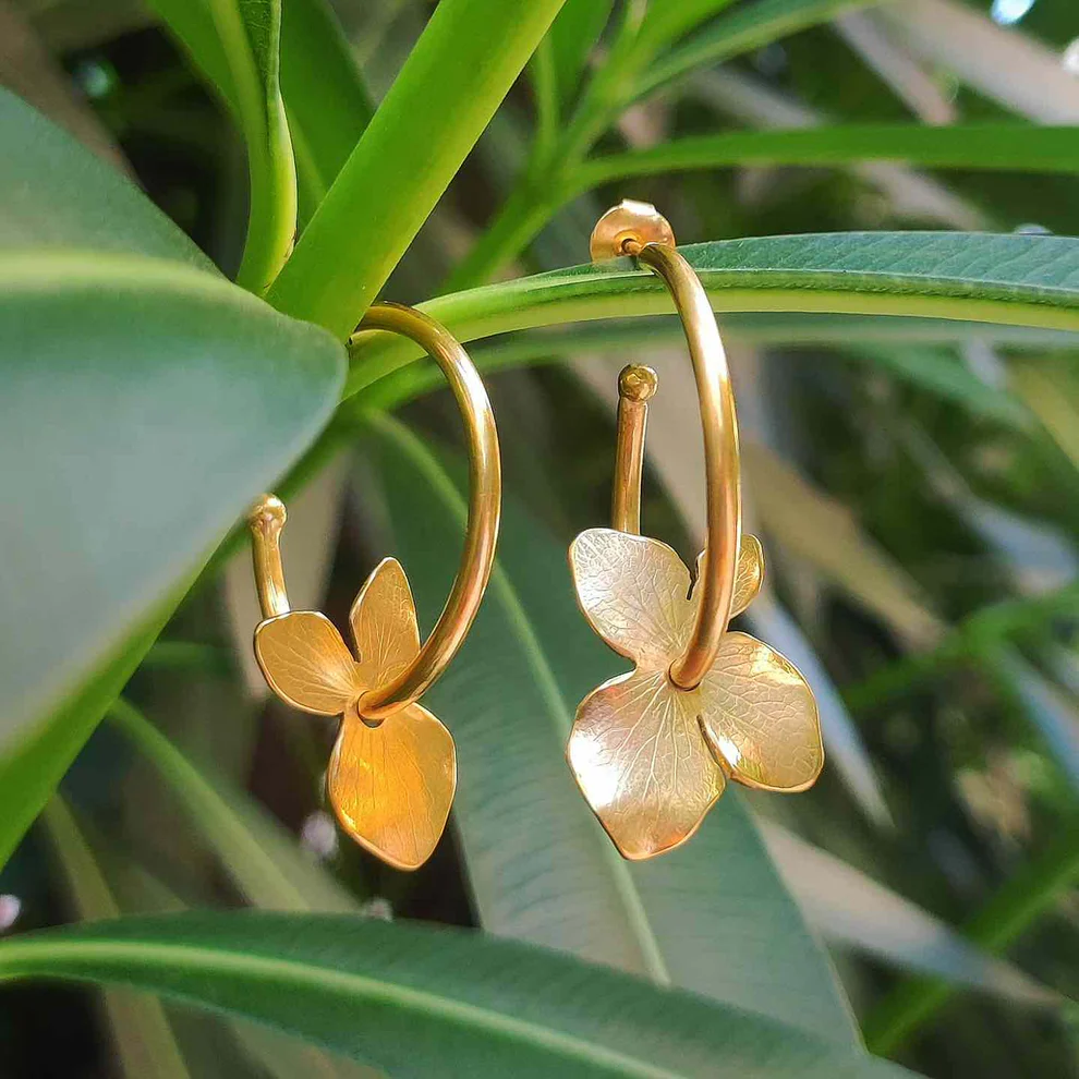 Charming Vintage Tire Earrings Adorned with Elegant Golden Flowers