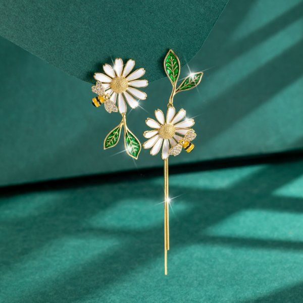 Graceful Glamour: Enchanting Daisy Earrings