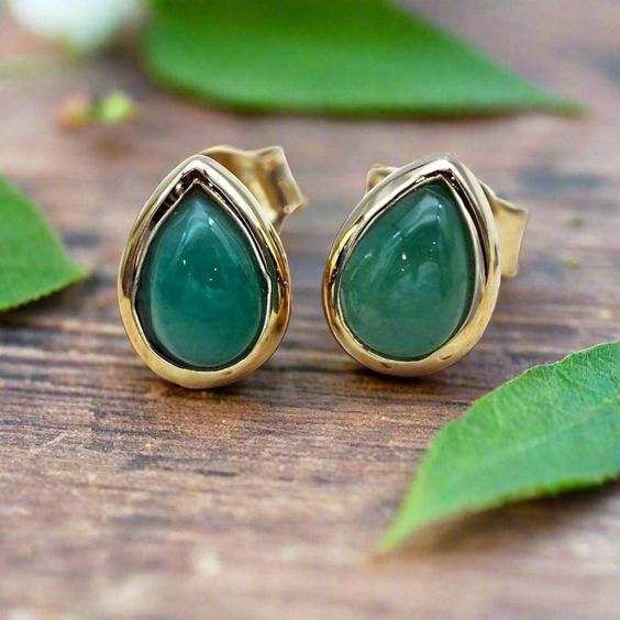 Chic Vintage Gold and Green Earrings for a Timeless Look