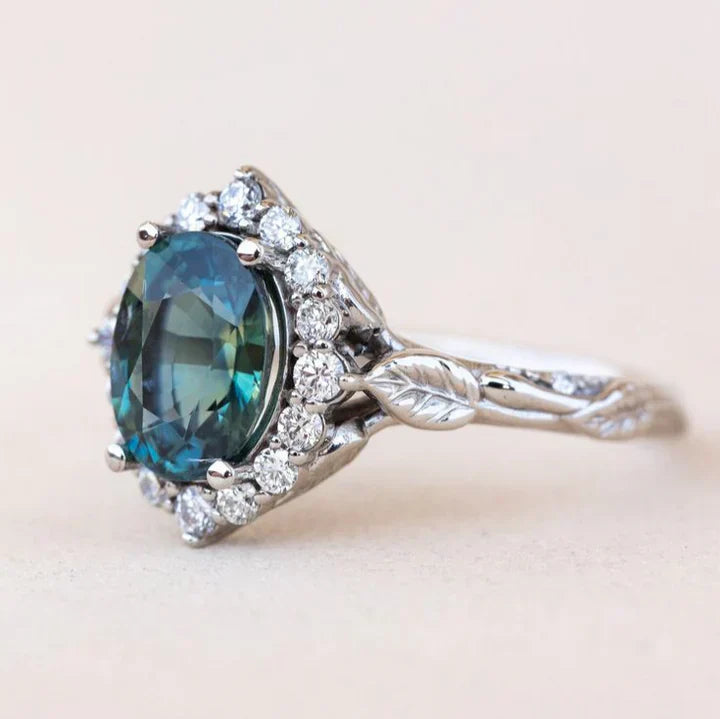 Fascinating vintage ring in stunning blue