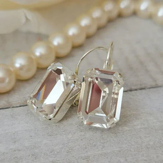 Chic Vintage Earrings Crafted from Exquisite White Glass