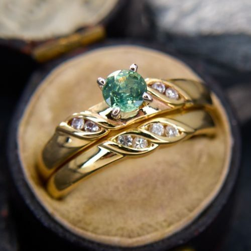 Elegant Vintage Gold Ring with Radiant Green Crystal