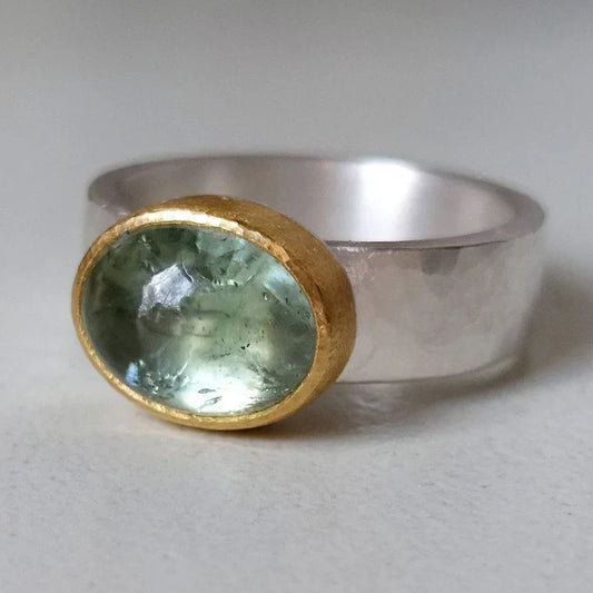 Elegant Vintage Green Ring with Rounded Stone