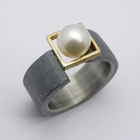 Elegant Dark Ring with Timeless Vintage Pearl