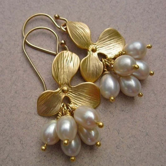 Chic Vintage Floral Earrings Adorned with Golden Pearls