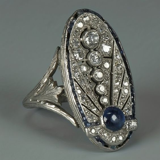 Elegant Vintage Oval Ring with Shine