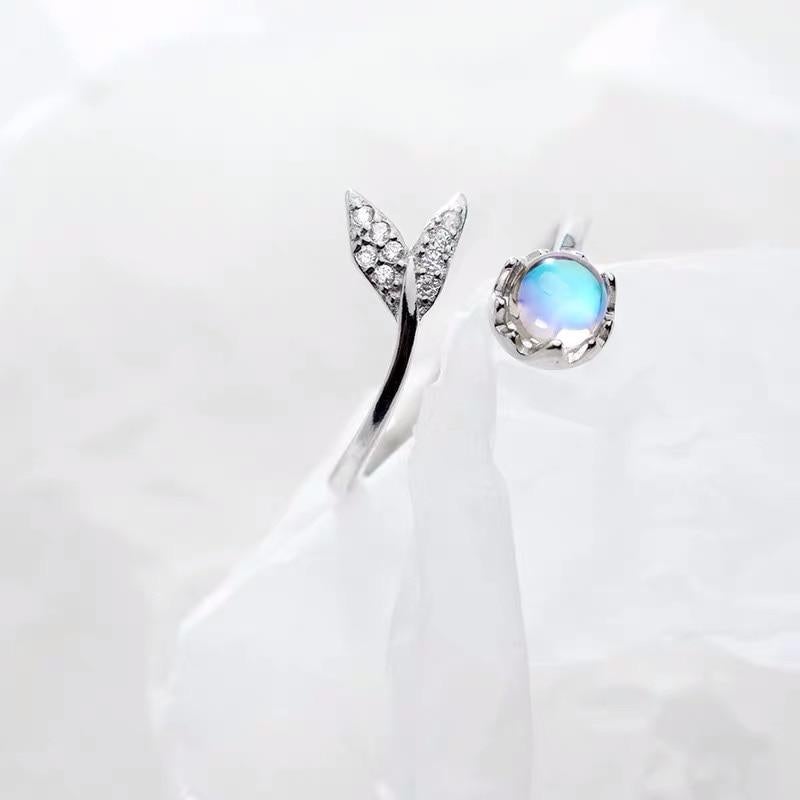 Universally adjustable ring with elegant dolphin tail made of high-quality sterling silver and brilliant blue zirconium dioxide